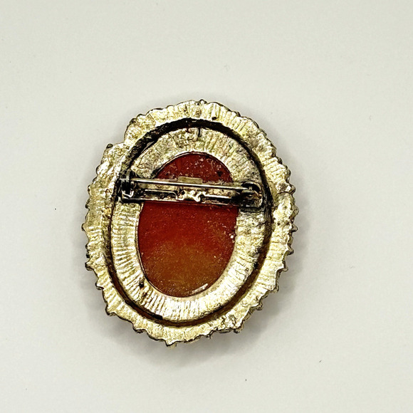 Vintage Lady Cameo Carved Shell In Gold Tone Setting Filagree Brooch Pin - Picture 3 of 5